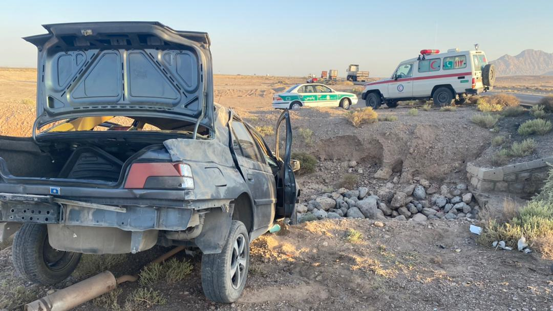 امدادرسانی به مصدومان حادثه واژگونی پژو در محور مهریز به انار